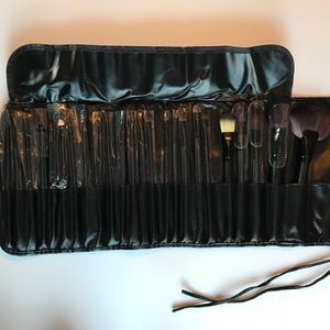 Set of 24 makeup brushes